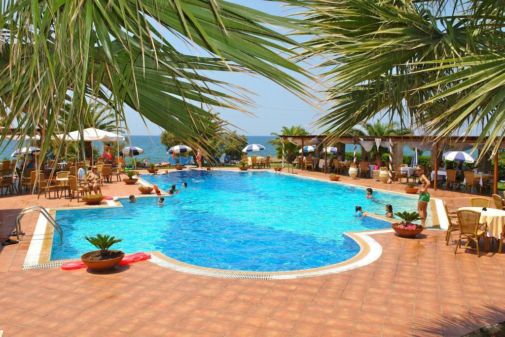 Hotel Oasis Кипарисия Екстериор снимка