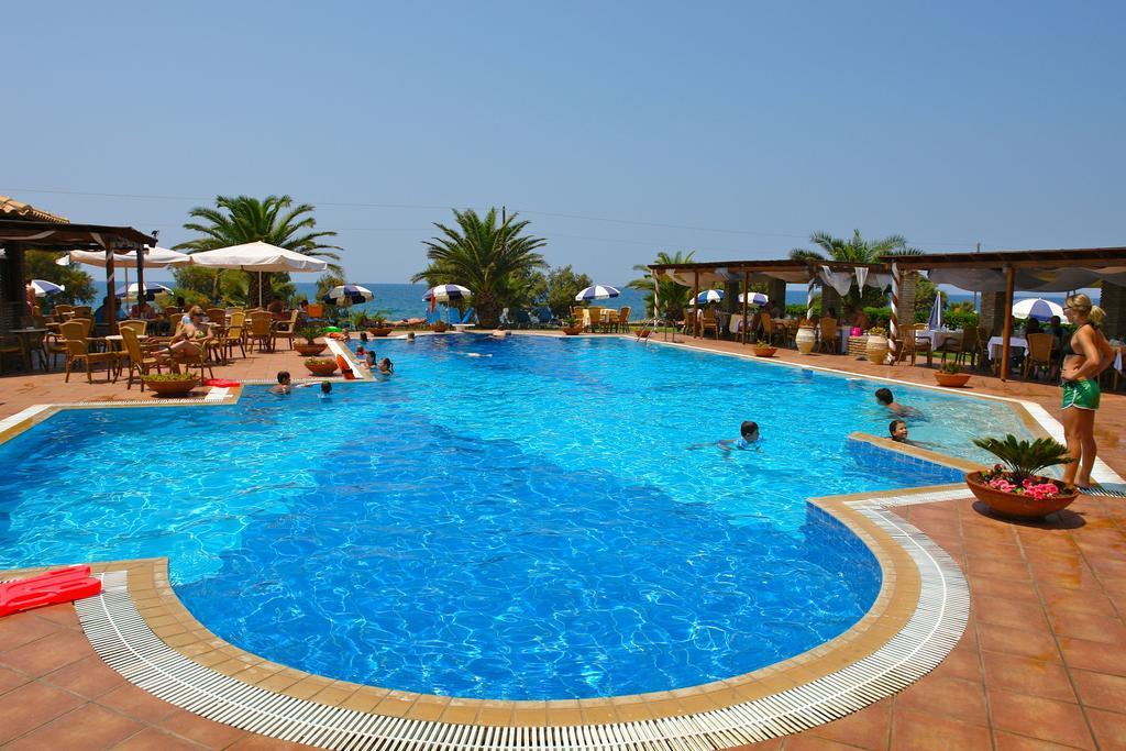 Hotel Oasis Кипарисия Екстериор снимка