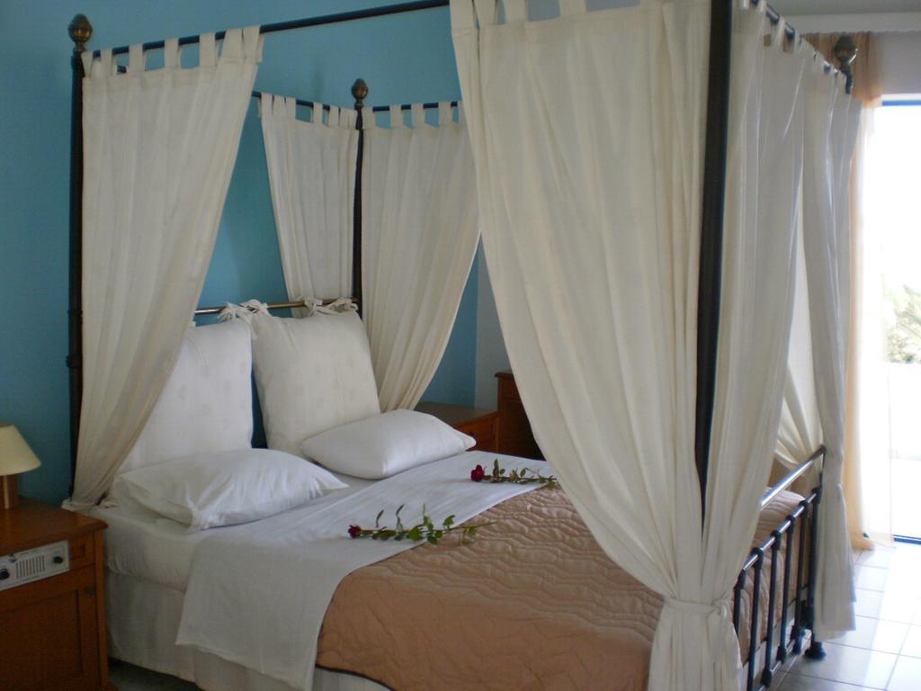 Hotel Oasis Кипарисия Екстериор снимка